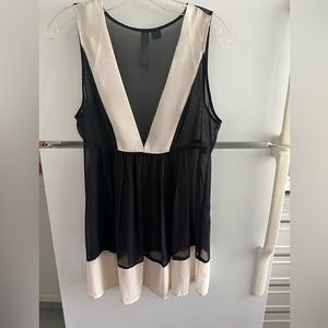 Beautiful flowy black and beige top (M)